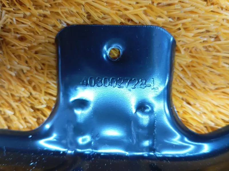 Кронштейн обшивки двери