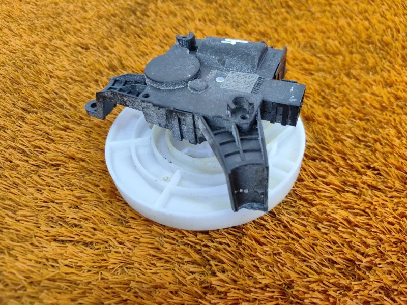 Сервопривод заслонок печки