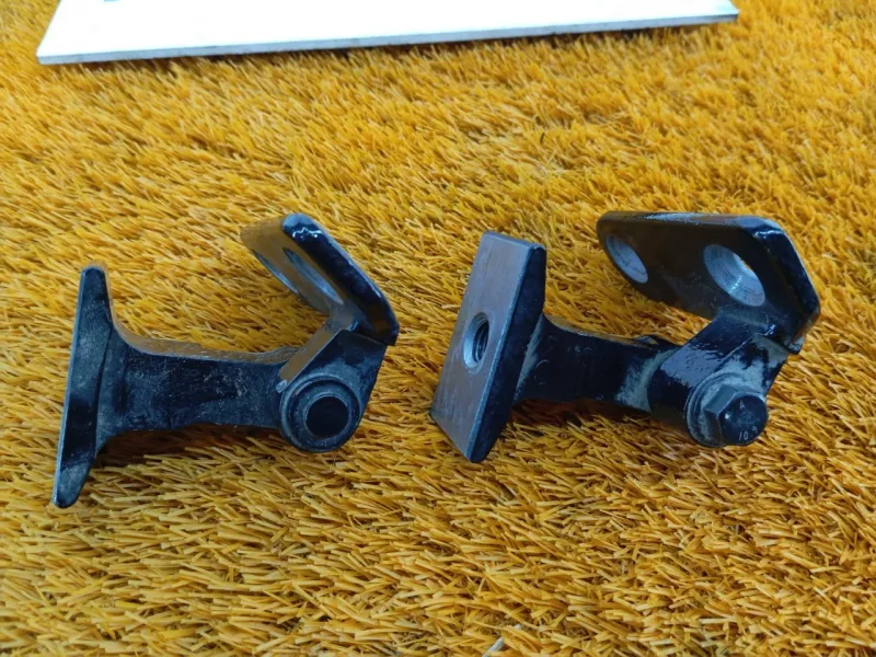 Петля двери