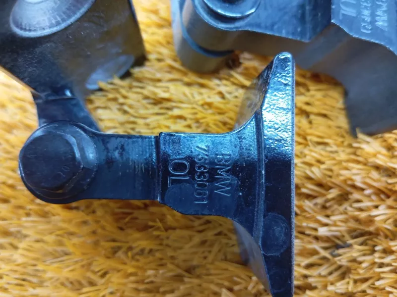 Петля двери