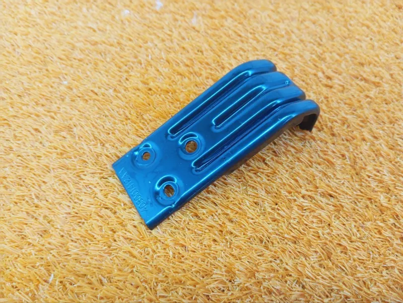 Кронштейн обшивки двери