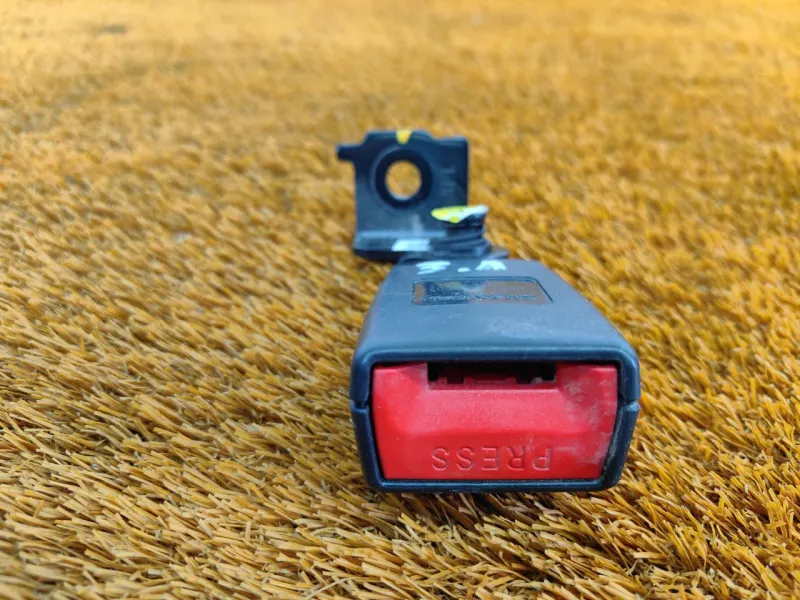 Ответная часть ремня безопасности