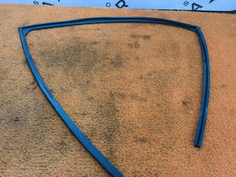 Уплотнитель стекла двери