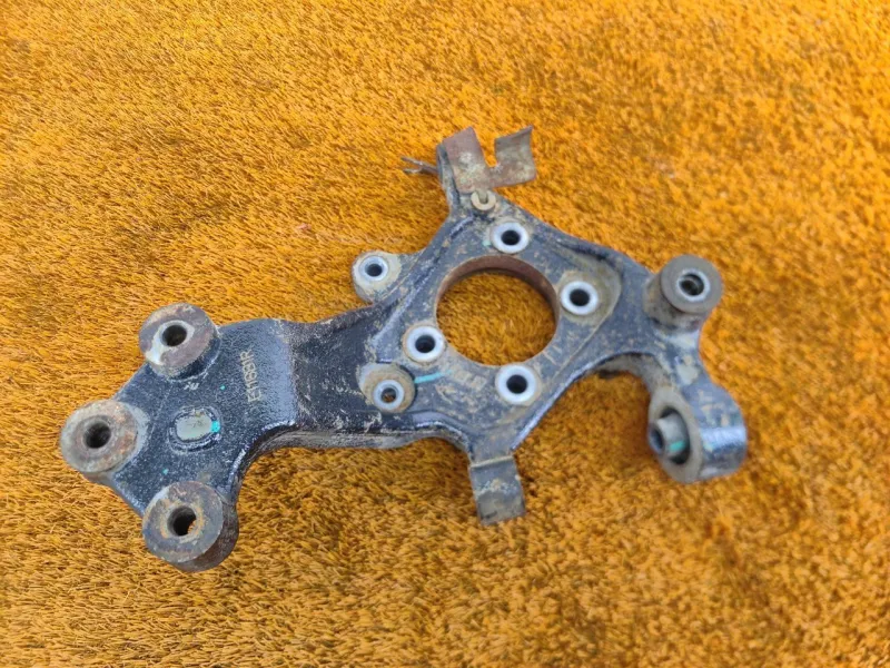 Кулак поворотный