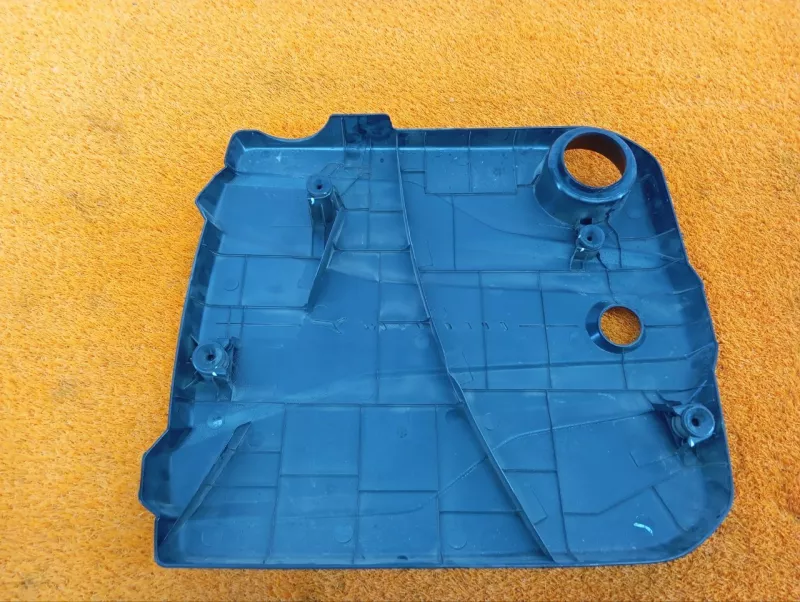 Декоративная крышка двигателя