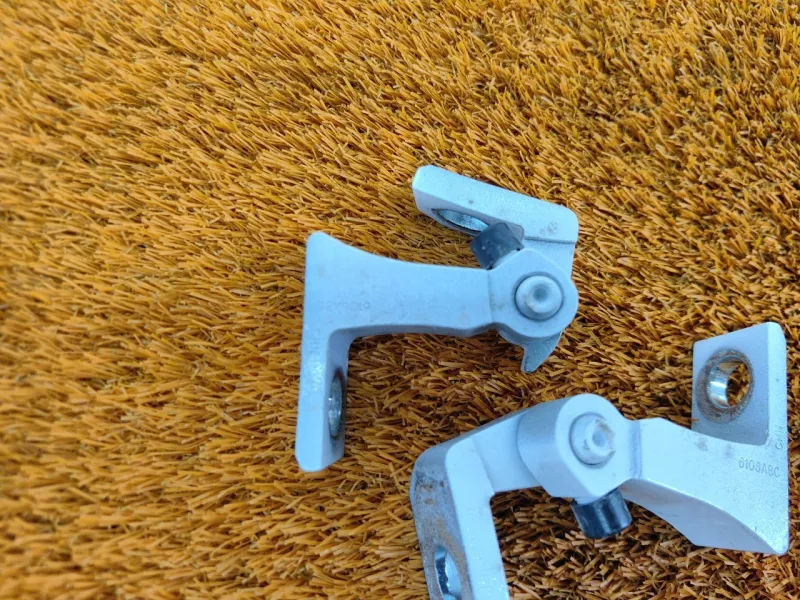 Петля двери