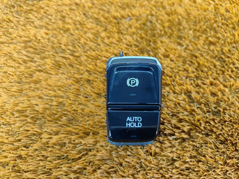 Кнопка стояночного тормоза