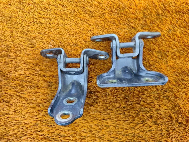 Петля двери