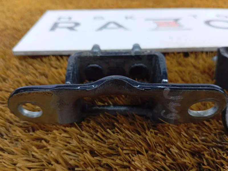 Петля двери багажника