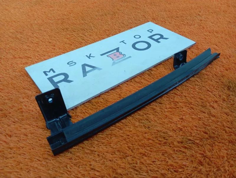 Направляющая стекла двери