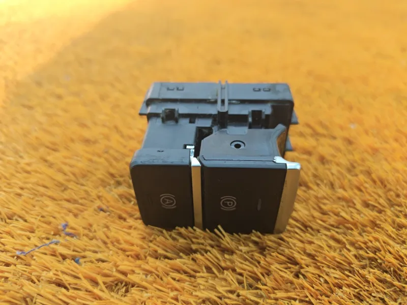 Кнопка стояночного тормоза