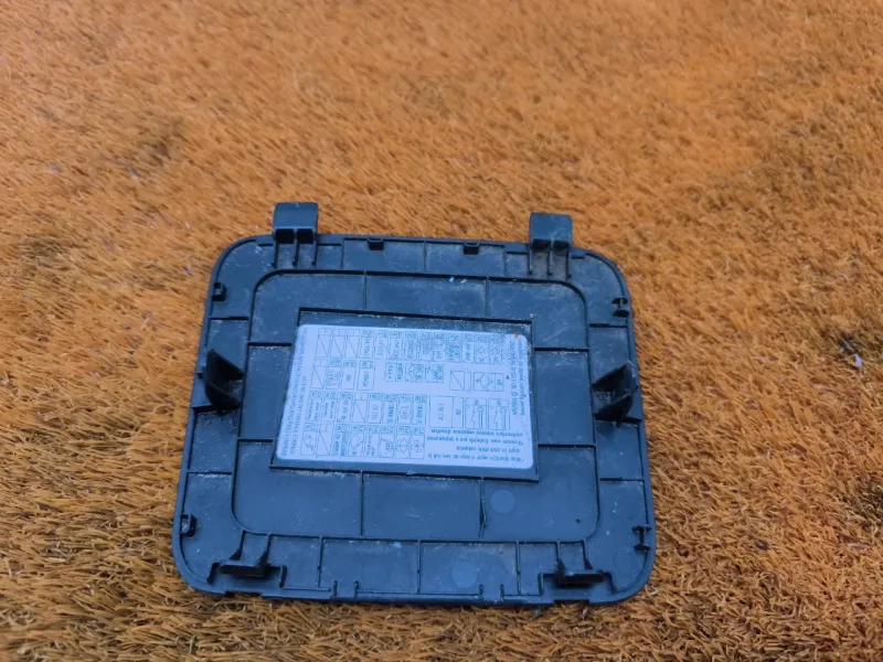 Крышка блока предохранителей