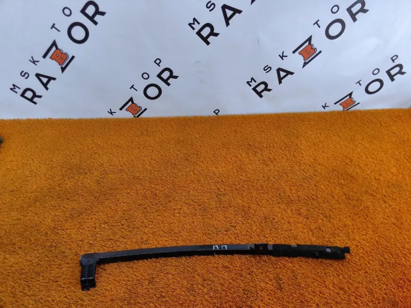 Направляющая стекла двери