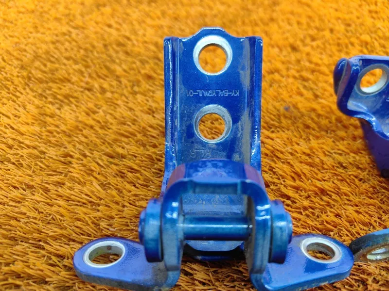 Петля двери