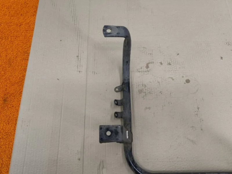 Крепление топливного бака