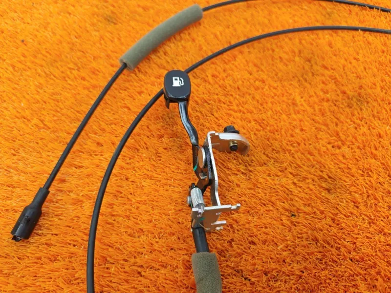 Трос лючка топливного бака