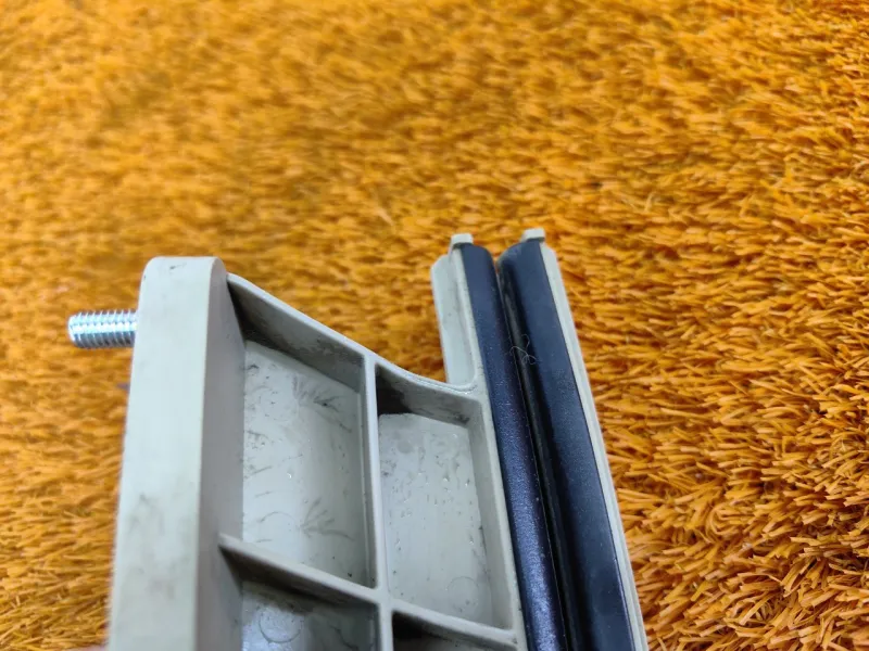 Направляющая стекла двери