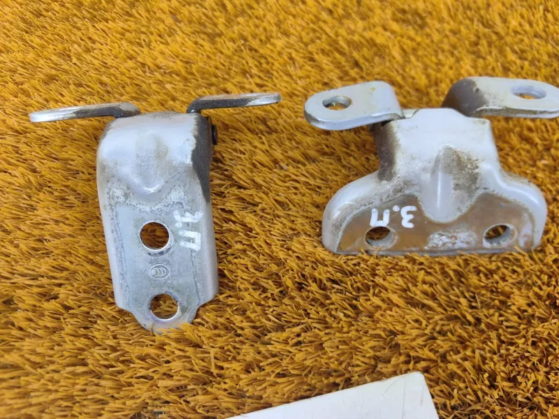 Петля двери