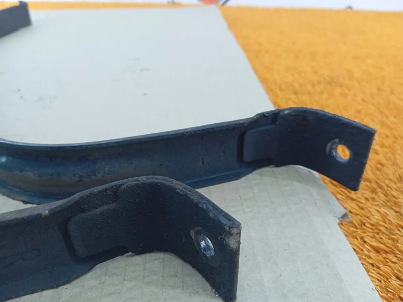 Крепление топливного бака