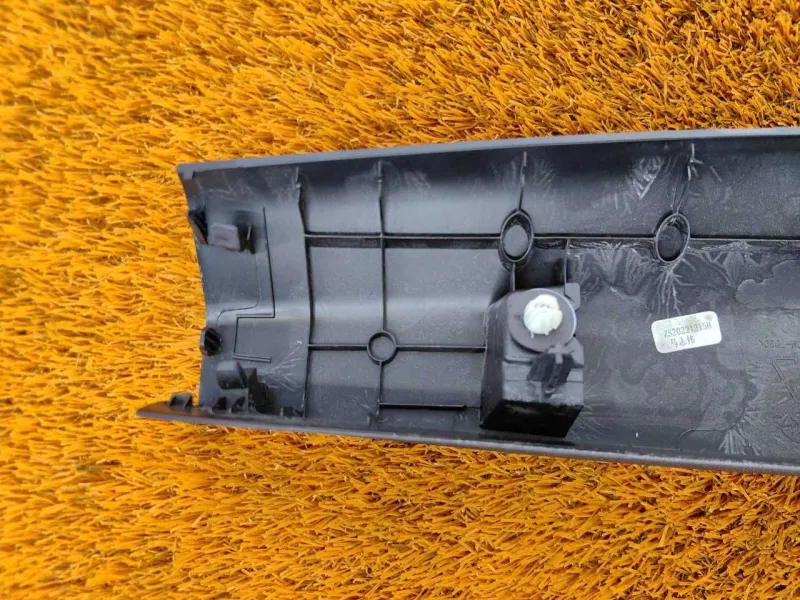 Накладка крышки багажника