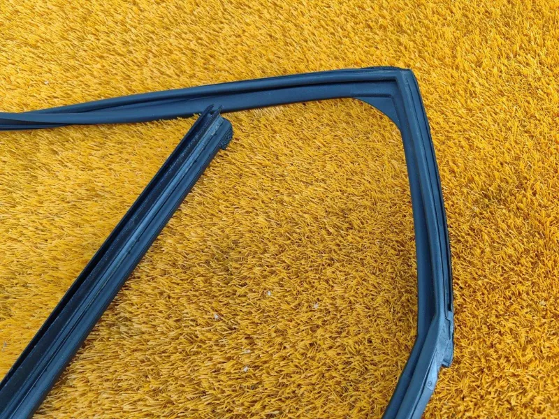 Уплотнитель стекла двери