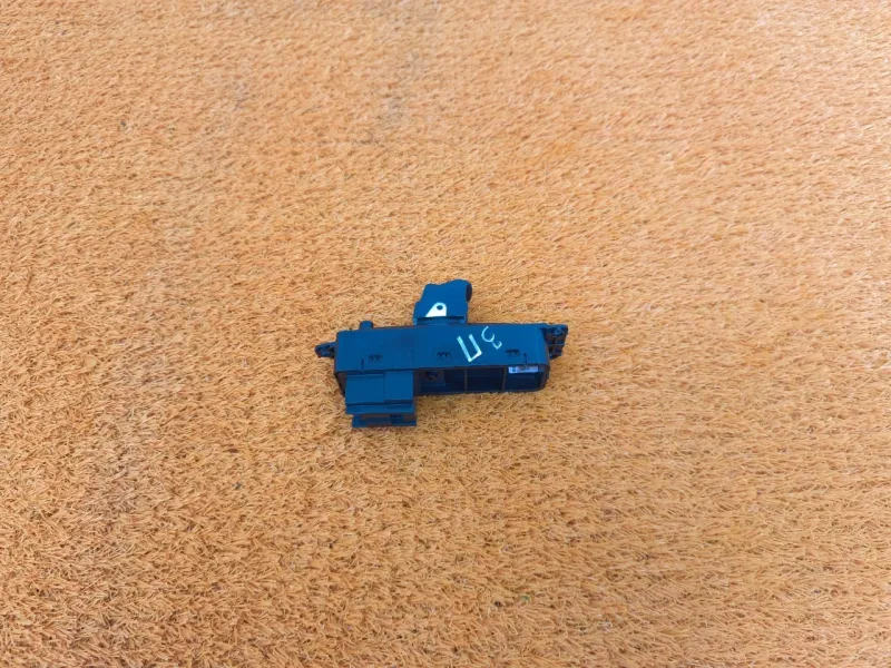 Кнопка стеклоподъемника