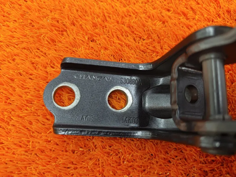 Петля двери