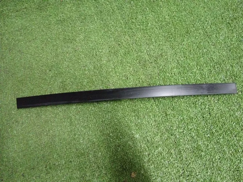 Направляющая стекла двери