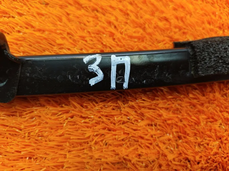 Направляющая стекла двери