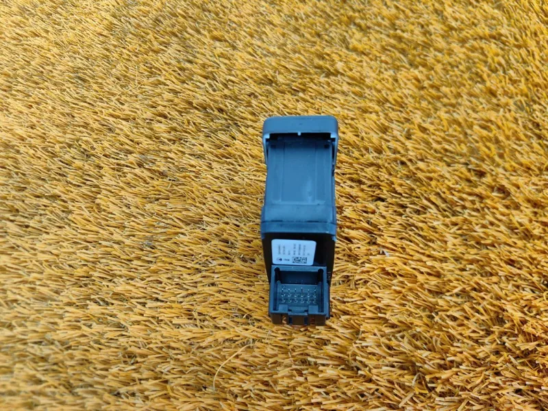 Кнопка стояночного тормоза