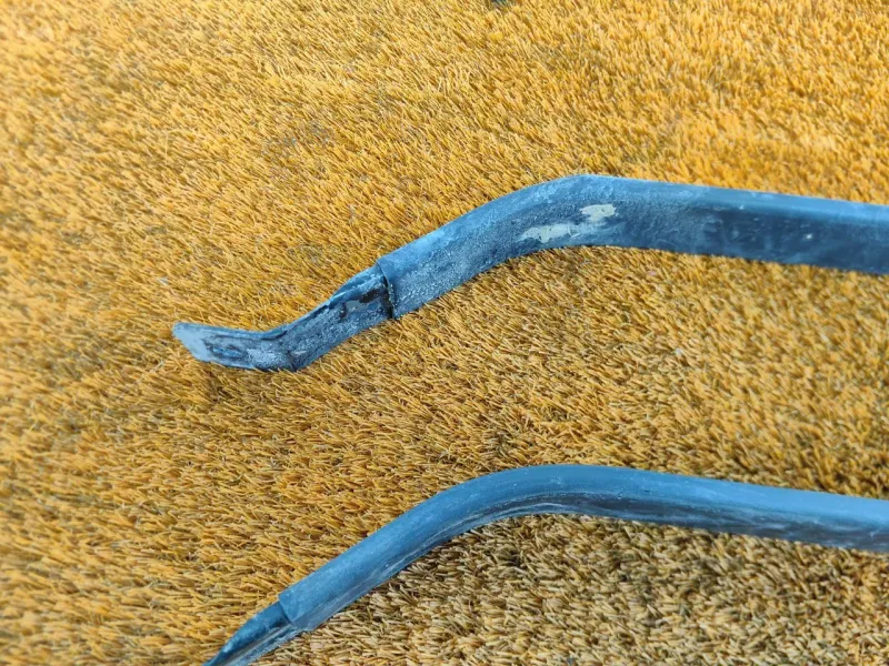 Крепление топливного бака