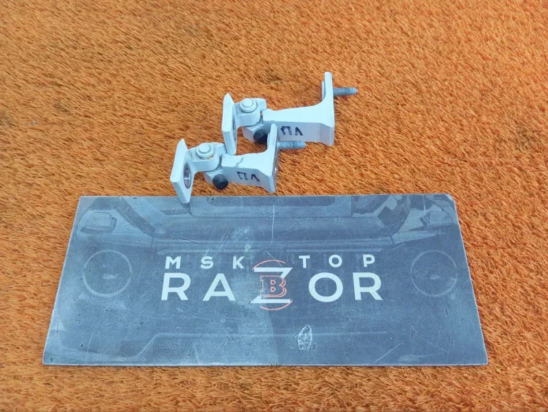 Петля двери