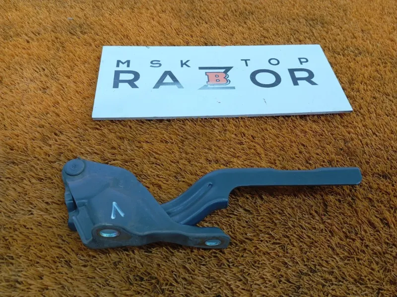 Петля капота