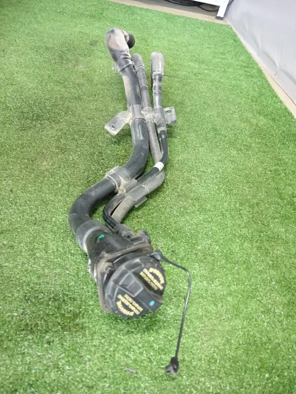 Горловина топливного бака