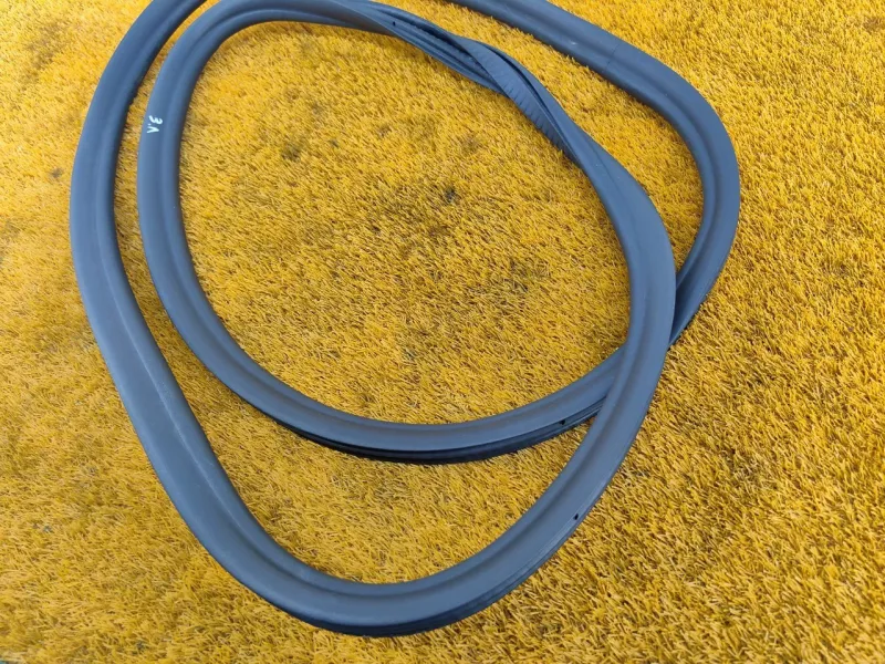 Уплотнитель проема двери