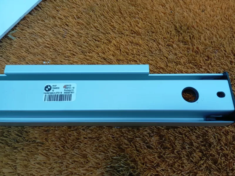 Направляющая шторки багажника