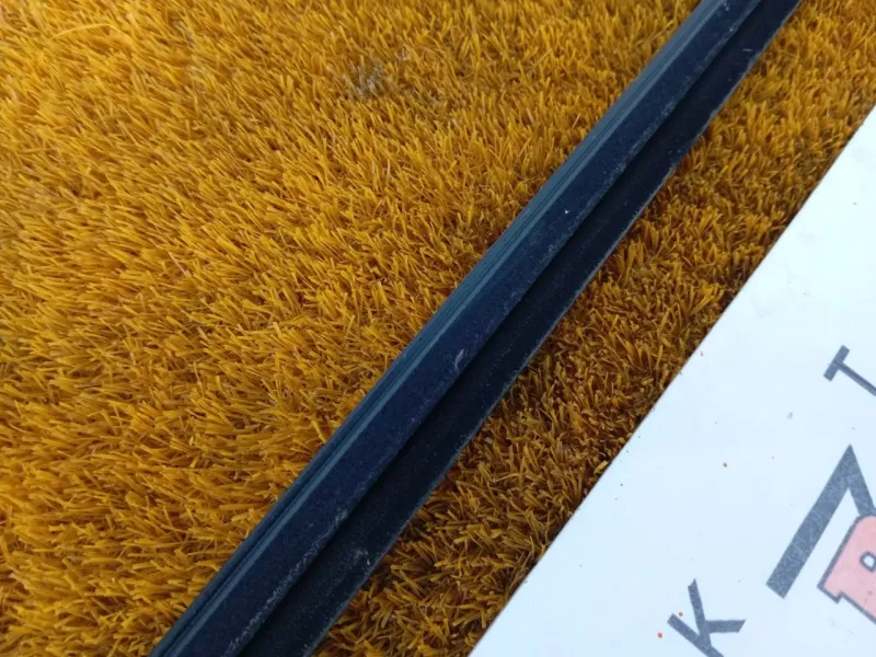 Уплотнитель стекла двери