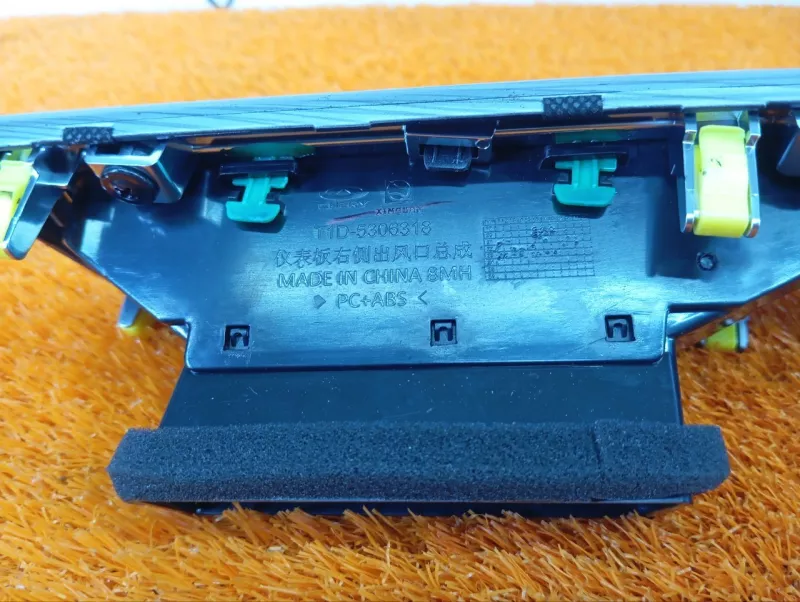 Декоративная накладка торпедо под дефлектор