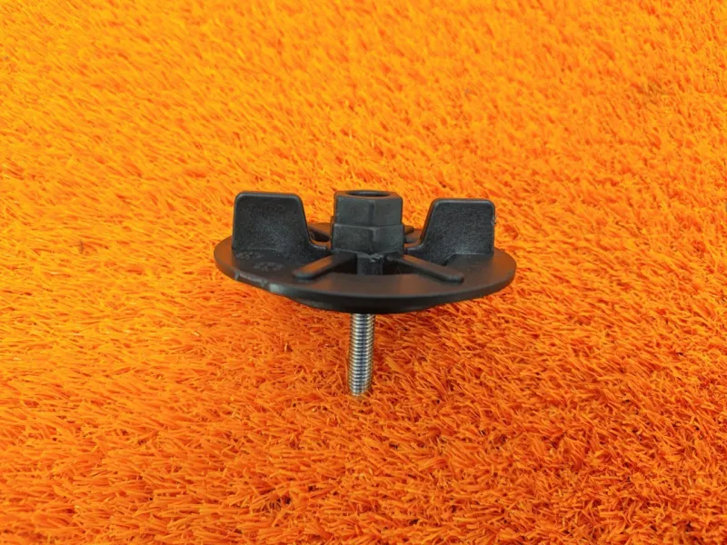 Болт крепления запасного колеса