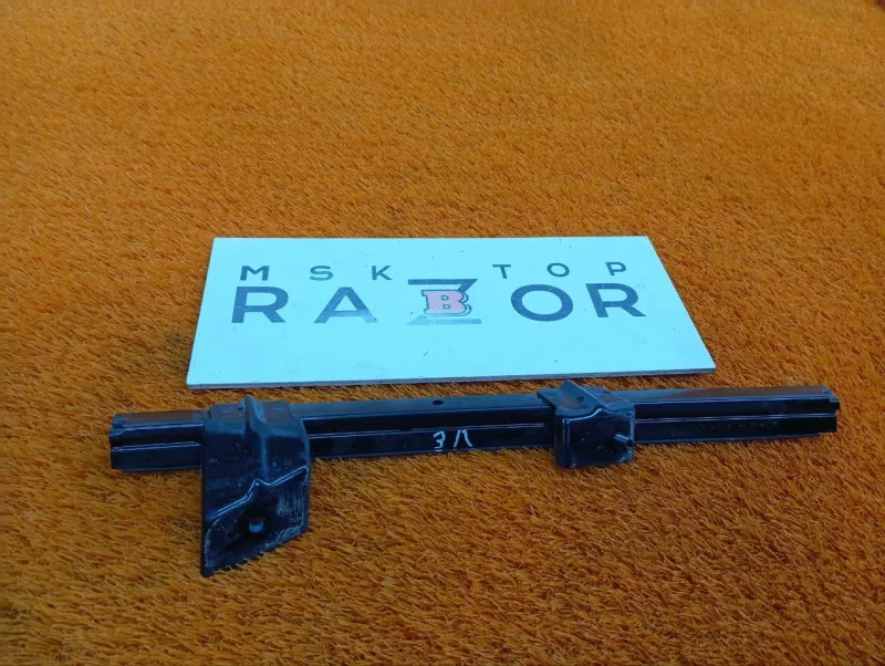 Направляющая стекла двери