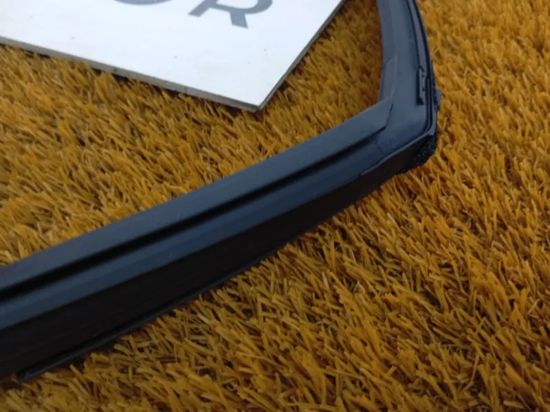 Уплотнитель стекла двери