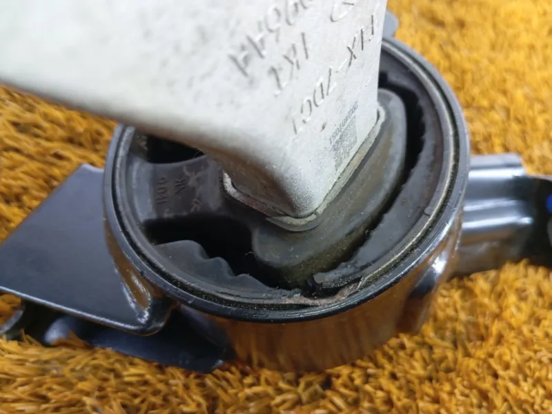 Подушка двигателя