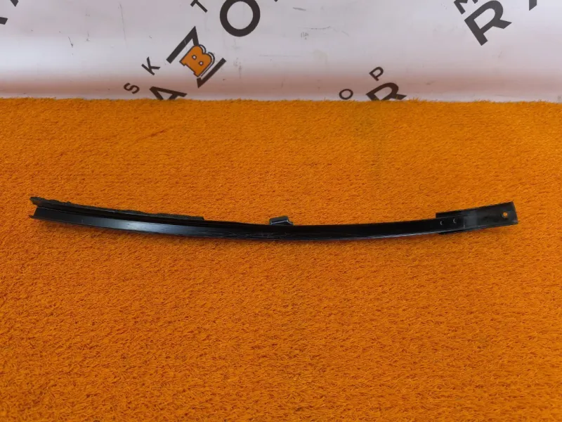 Направляющая стекла двери