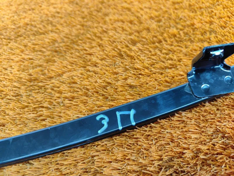 Направляющая стекла двери