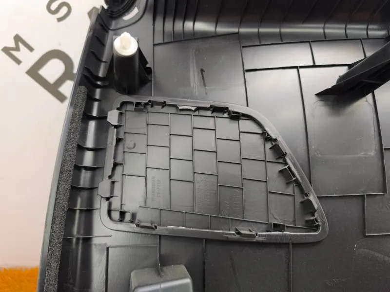 Обшивка двери багажника