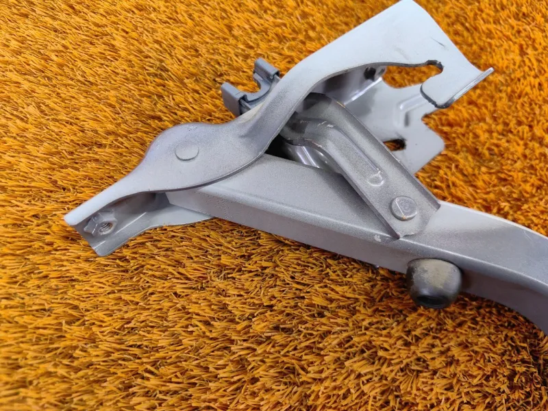 Петля багажника