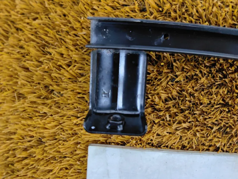 Направляющая стекла двери