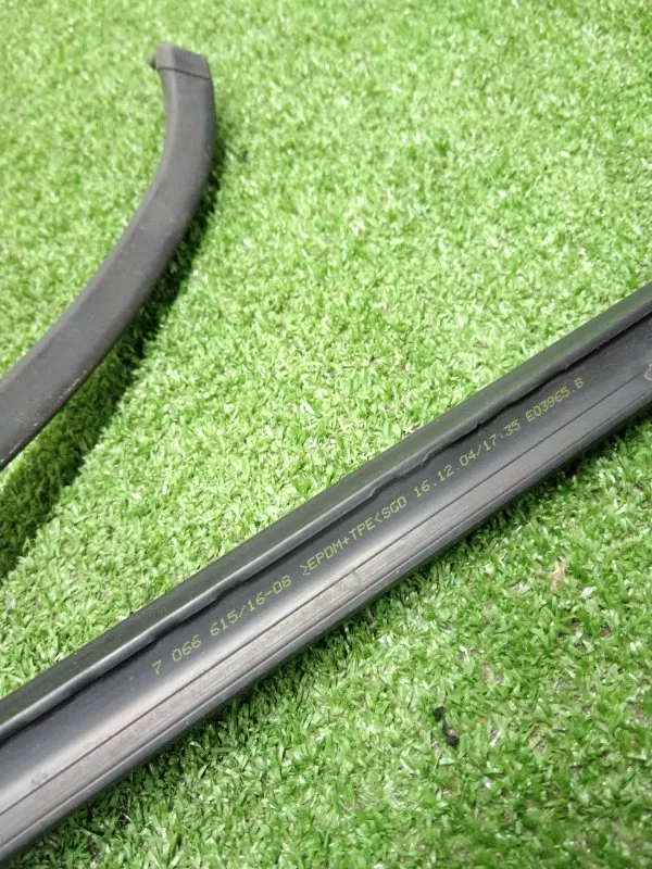 Уплотнитель стекла двери