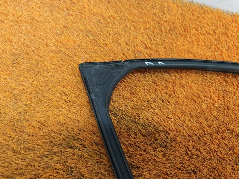 Уплотнитель стекла двери