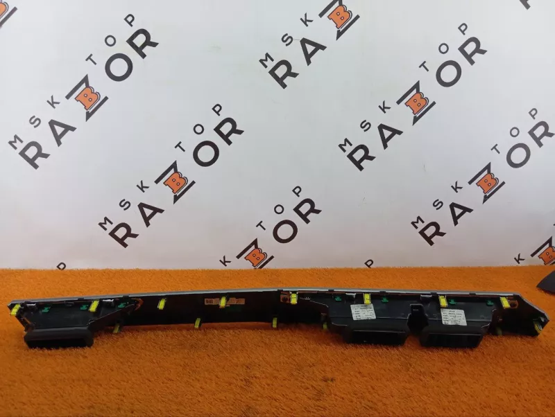 Декоративная накладка торпедо под дефлектор